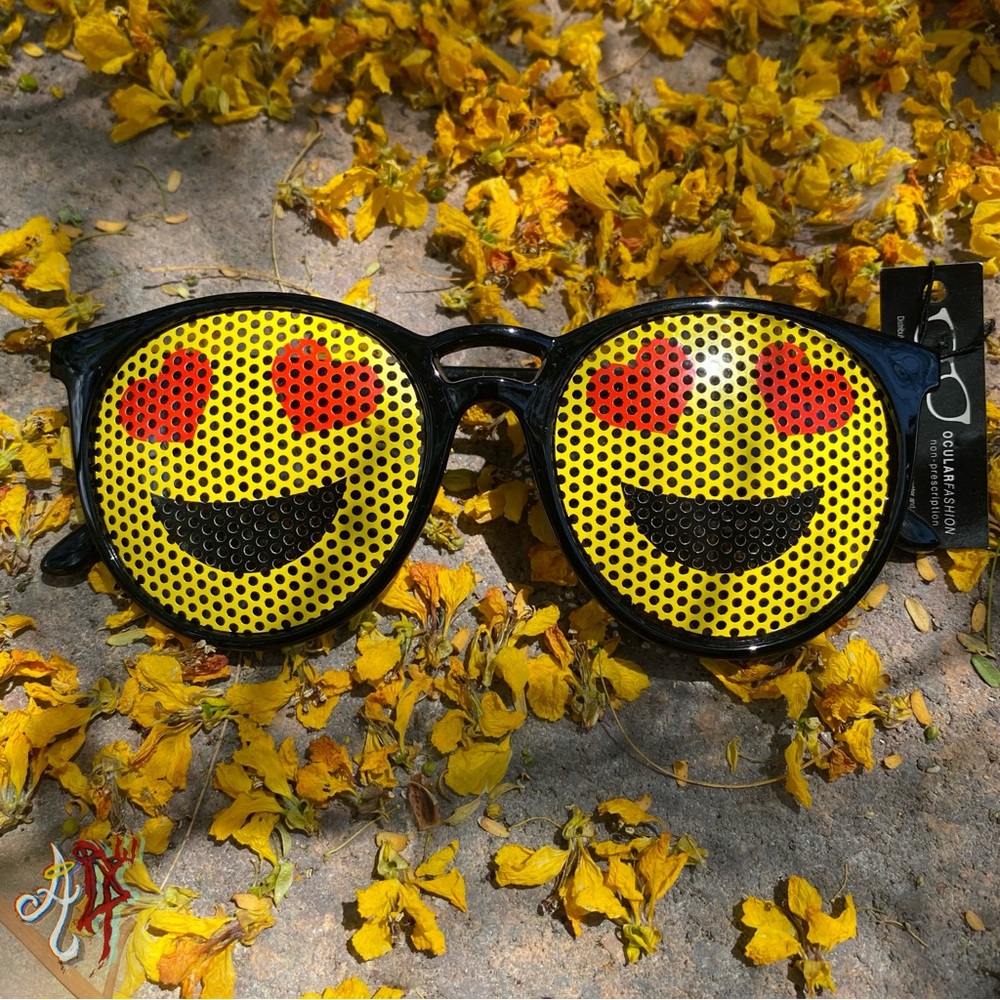 Heart eye emoji sunglasses 😍 - Picture 5 of 6